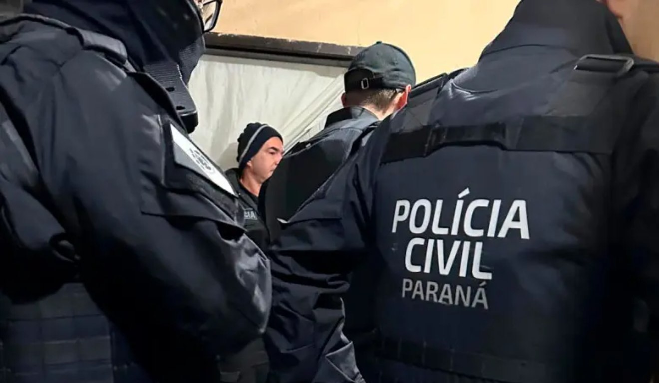 Policiais durante prisões após a morte do homem que furtou chocolate