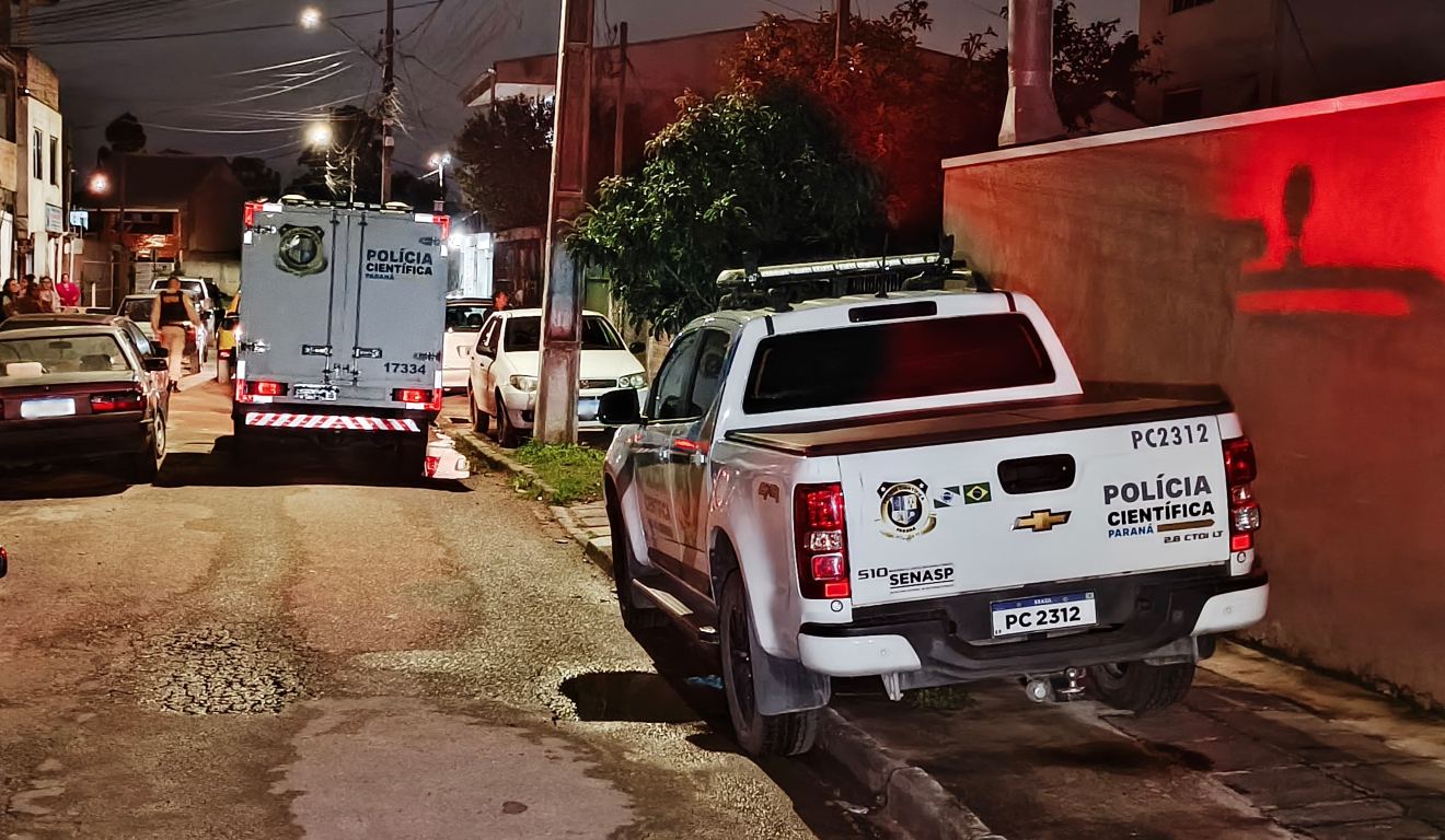 viaturas do IML e da Polícia Científica durante a perícia no local da execução de Joélcio Mota, 32 anos, no bairro Cajuru