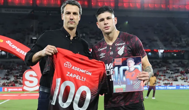 Zapelli com a camisa de 100 jogos pelo Athletico