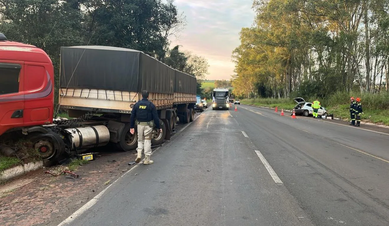 dois jovens, de 20 e 18 anos, morrem em colisão frontal entre Celta e caminhão na BR-376, em Nova Londrina, no noroeste do Paraná