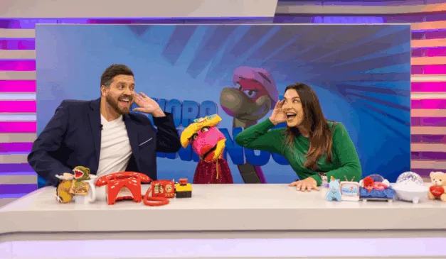 Fernando Eufrásio, o Fernandinho, cobra Judite, interpretada por Gilson Sodré, e Cecília Comel na bancada do programa A Hora da Venenosa