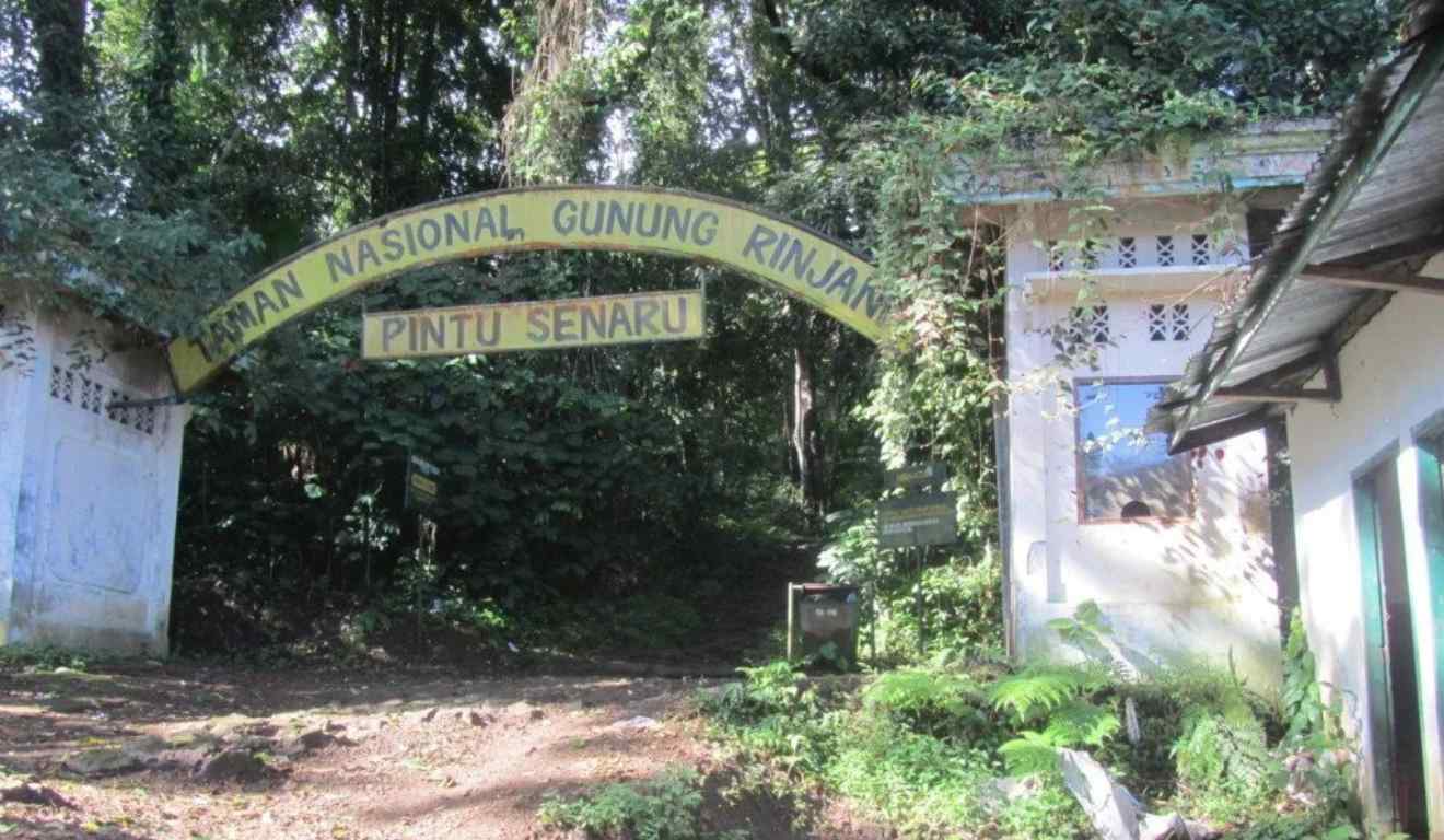 Entrada da trilha do vulcão rinjani, na Indonésia