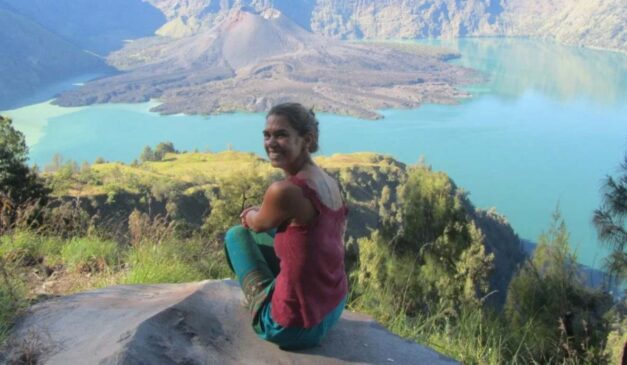 Carol Moreno posa para foto durante trilha no ulcão rinjani, na Indonésia