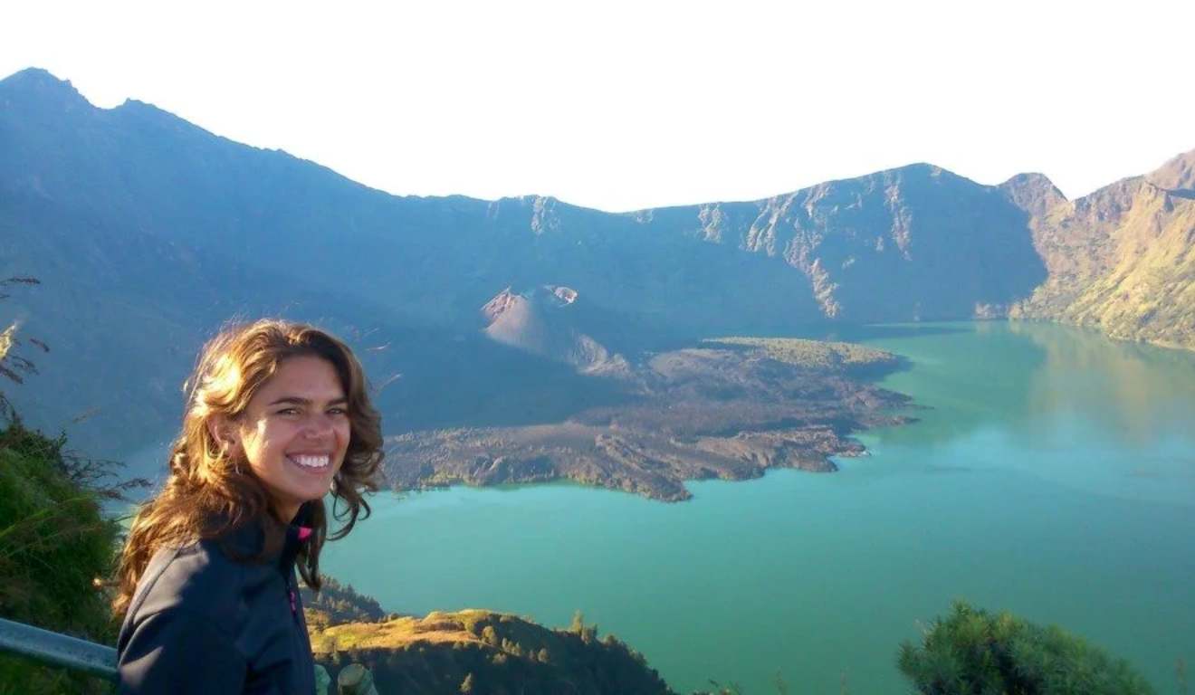 Carol Moreno em selfie durante a trilha no vulcão Rinjani