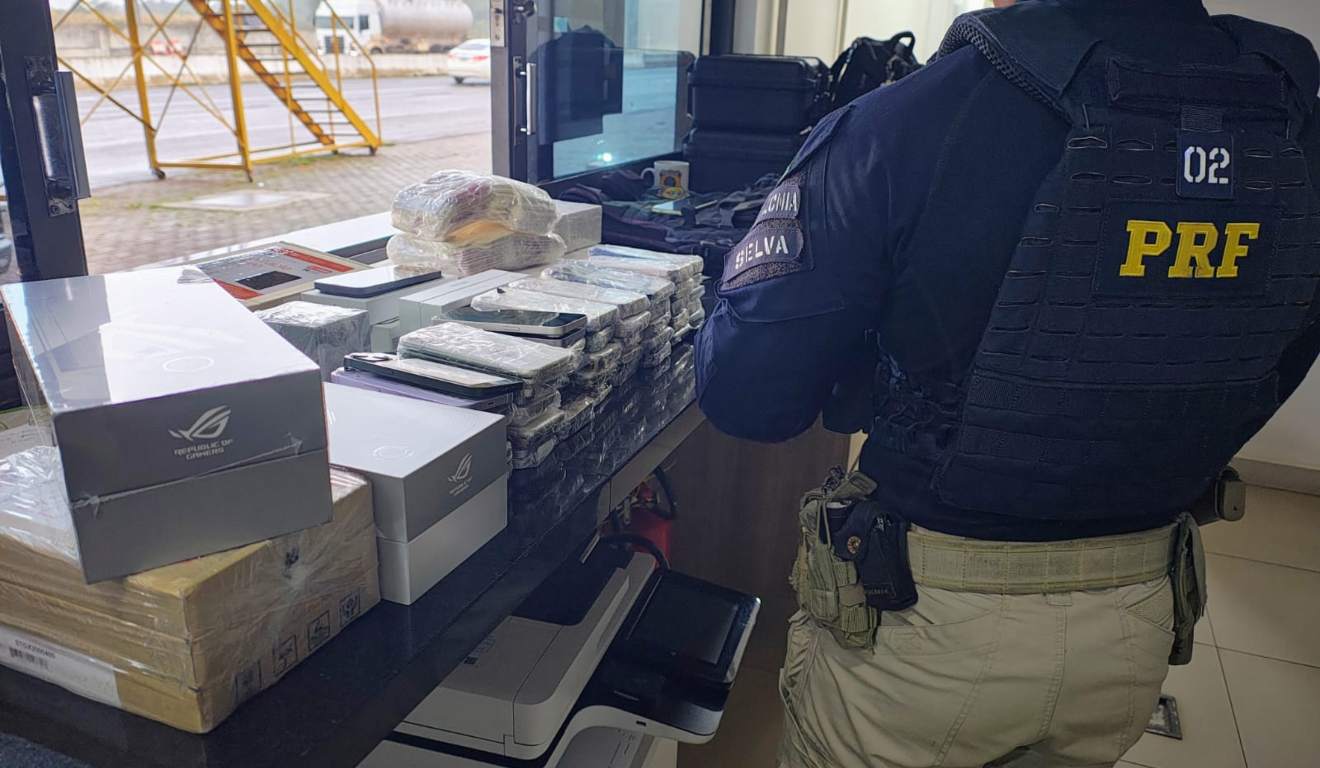 Celulares apreendidos ao lado de um policial federal