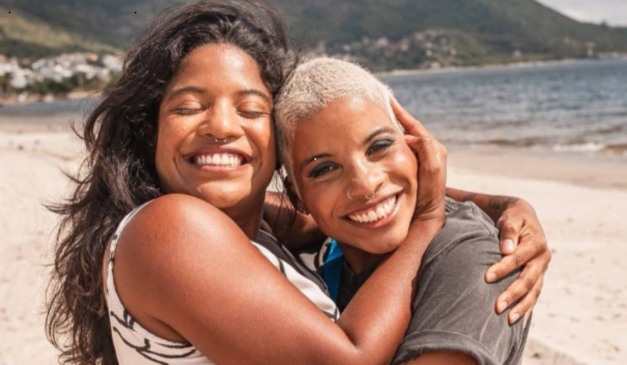 Juliana Marins ao lado da irmã