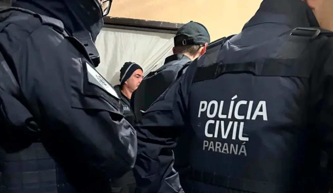 Policiais durante prisões após a morte do homem que furtou chocolate