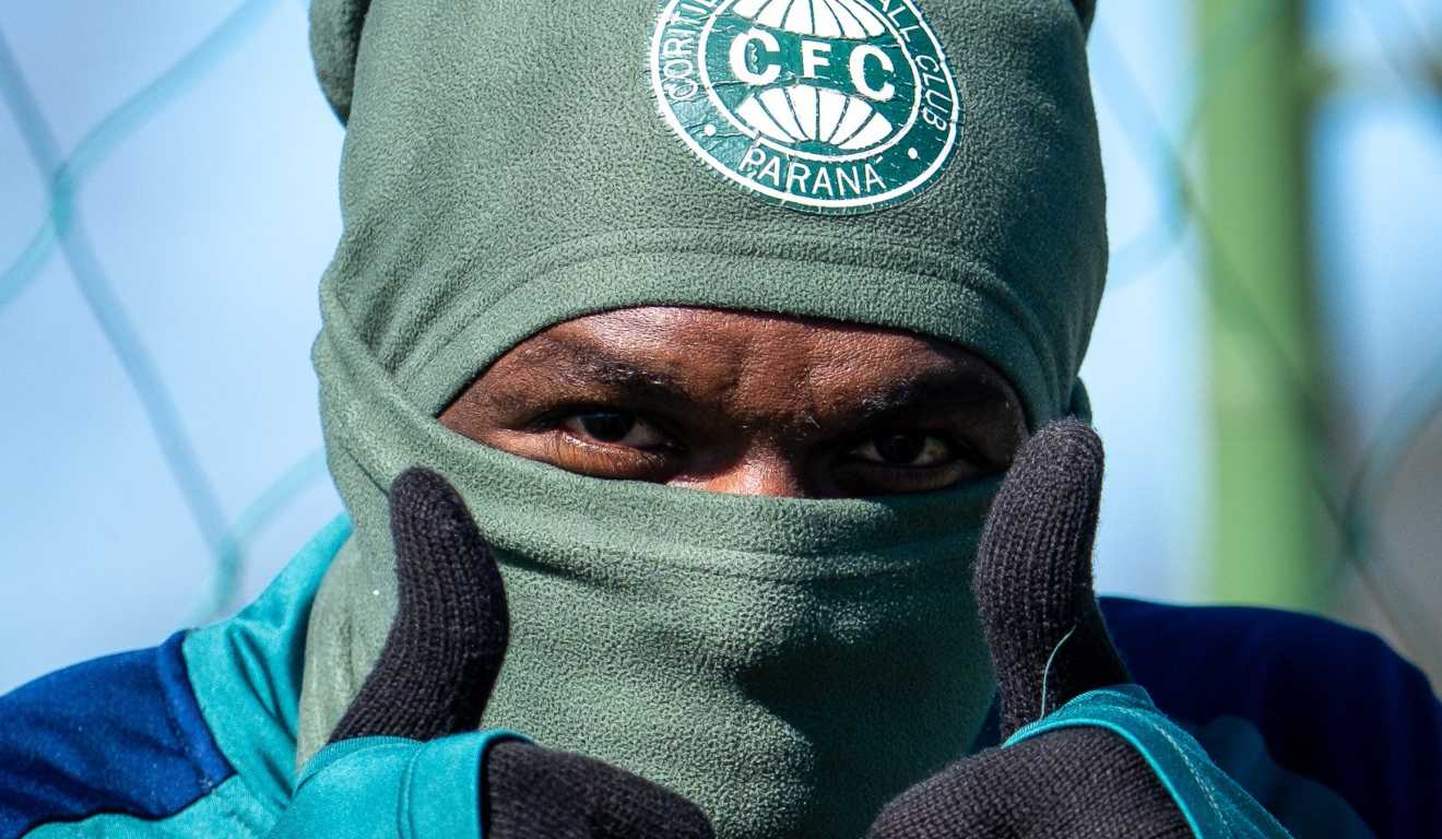 Jacy tentou se proteger do frio no treino do Coritiba de terça-feira (24).