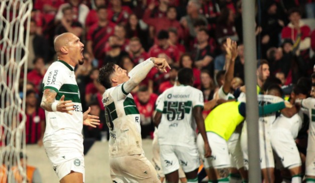 Jogadores do Coritiba comemoram a vitória no Atletiba na Arena da Baixada.