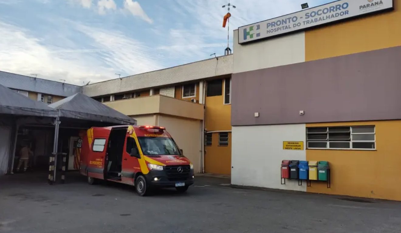 Ambulância do Siate em frente a um hospital em Curitiba