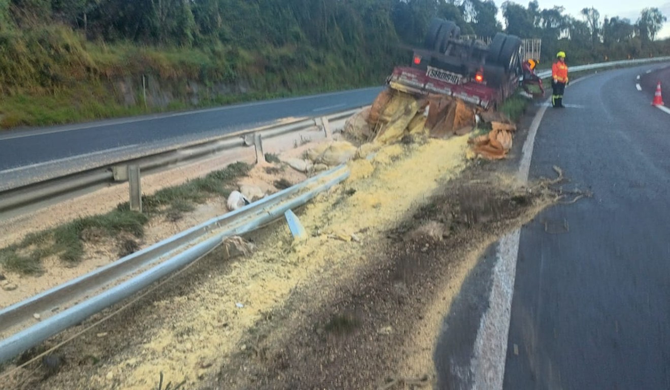 caminhão capotado na BR-376, em Tibagi, nos Campos Gerais. Motorista de 23 anos morreu no local