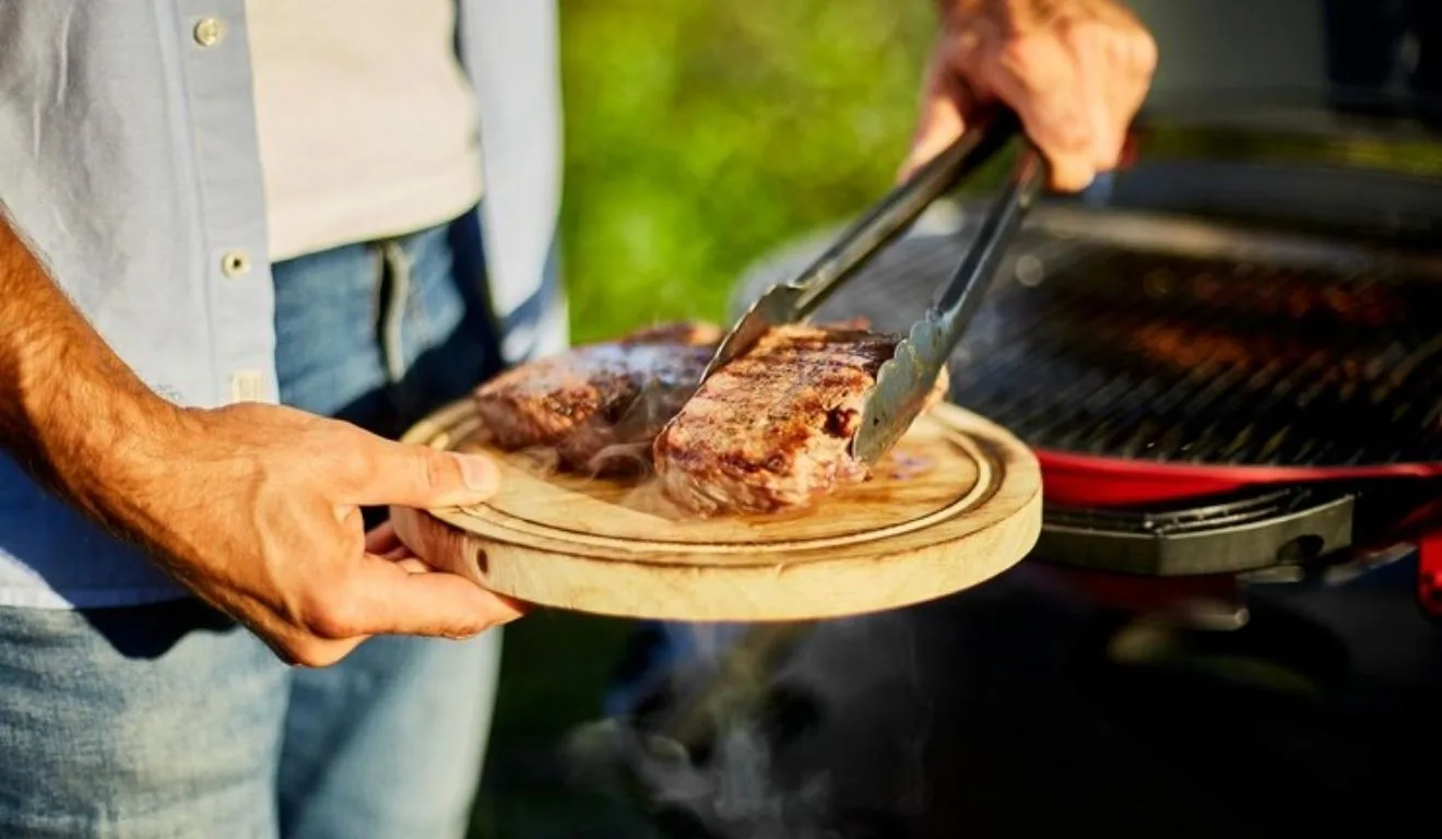 homem fazendo churrasco