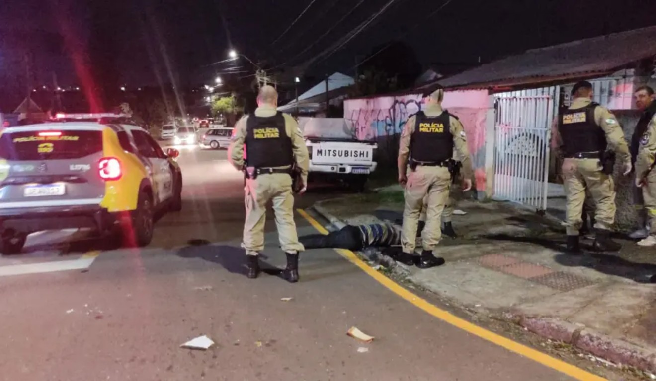 Polícia Militar em torno de Julio, vítima de agressão em Curitiba