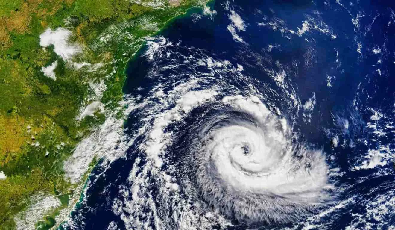 Imagem de satélite mostra formação de ciclone no oceano Atlântico