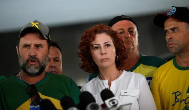 Deputada federal Carla Zambelli fala à imprensa em Brasília