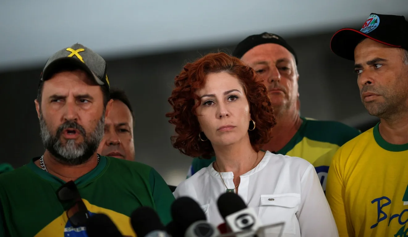 Deputada federal Carla Zambelli fala à imprensa em Brasília