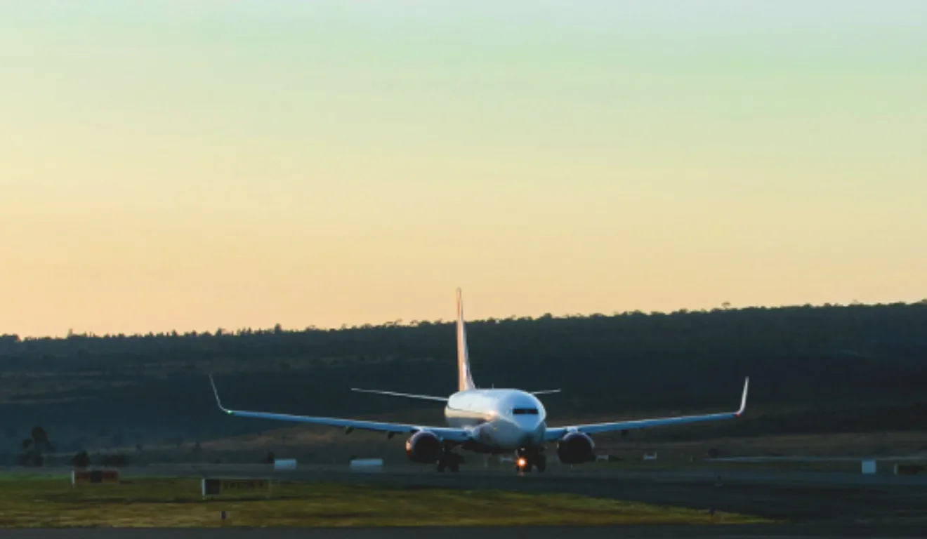avião pousando em aeroporto