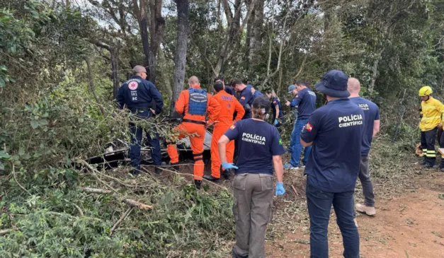 Polícia Científica e equipes do Corpo de bombeiros no local onde balão caiu em Santa Catarina