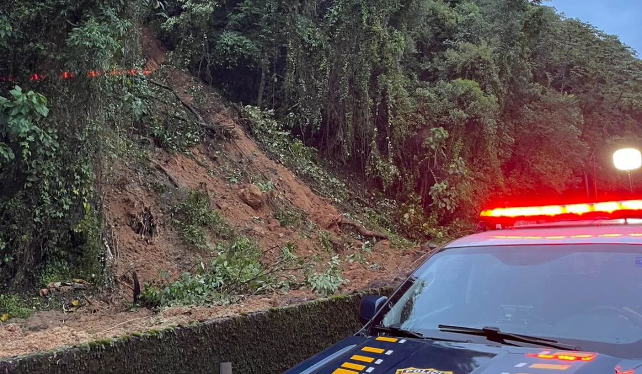 queda de barreira km 43 da BR-277