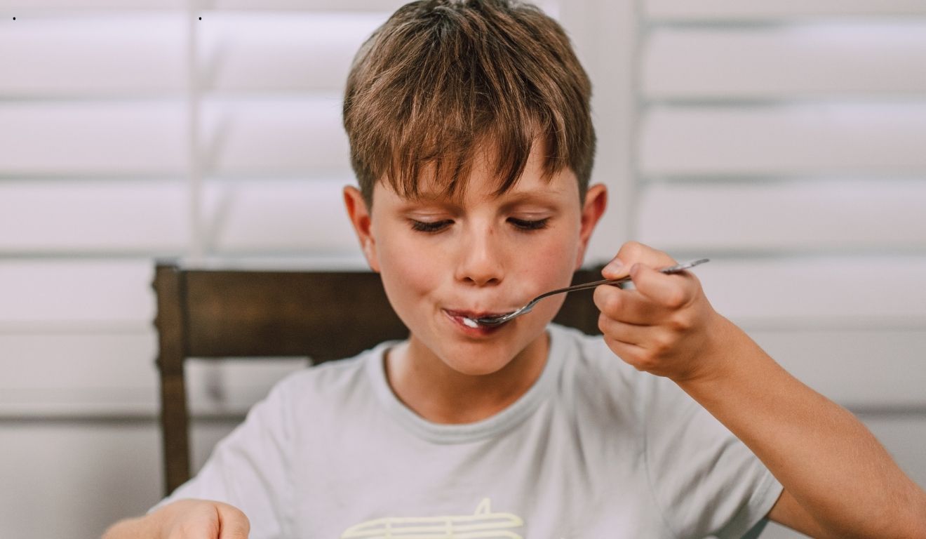 Menino almoçando