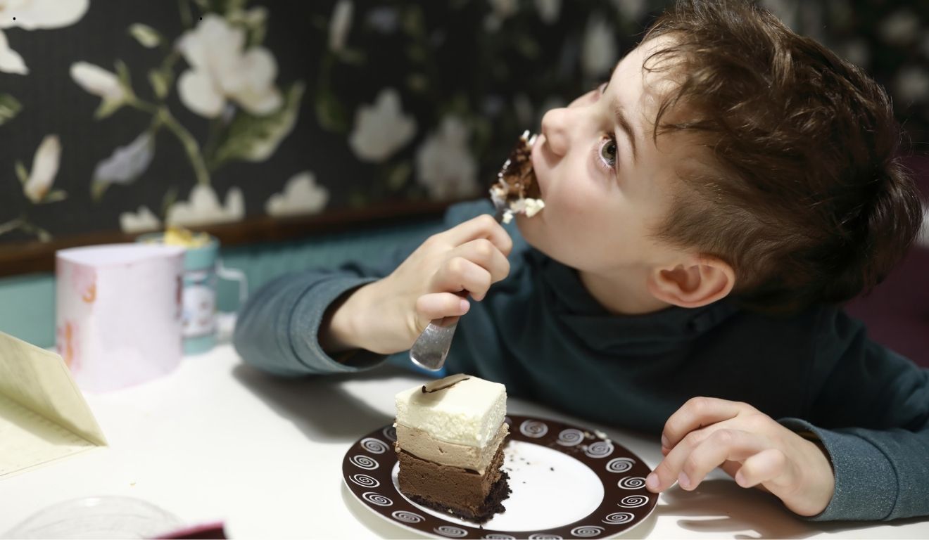 Criança comendo bolo