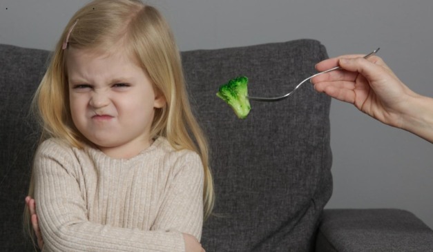 criança fazendo cara feia para brócolis