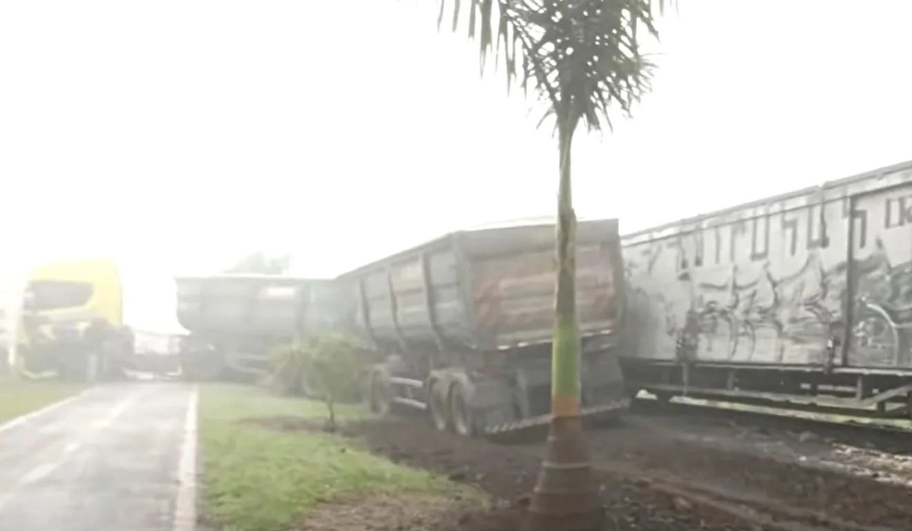 trem arrasta carreta carregada com areia em Rolândia