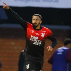 Renan Peixoto comemora o gol de antes do meio do campo contra o Avaí.