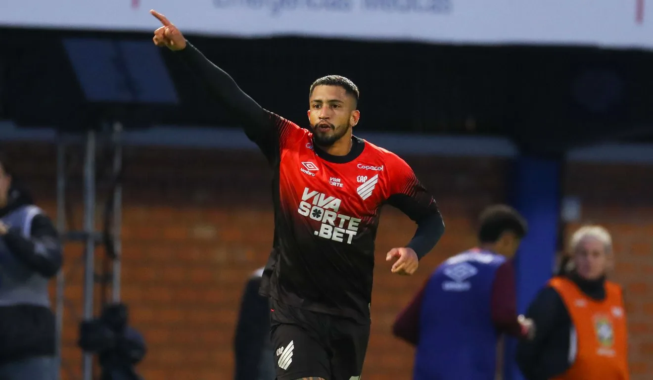 Renan Peixoto comemora o gol de antes do meio do campo contra o Avaí.