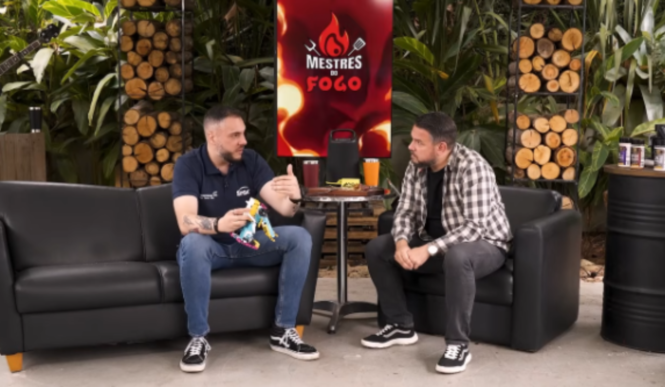 Mariah, fundadora do perfil @ondeircuritiba, apresentador André Douat e, no comando das grelhas, Patrick Zarnicinski, durante gravação do programa Mestres do Fogo