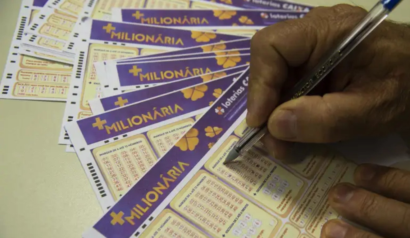 Apostador marcando em bilhete da +Milionária