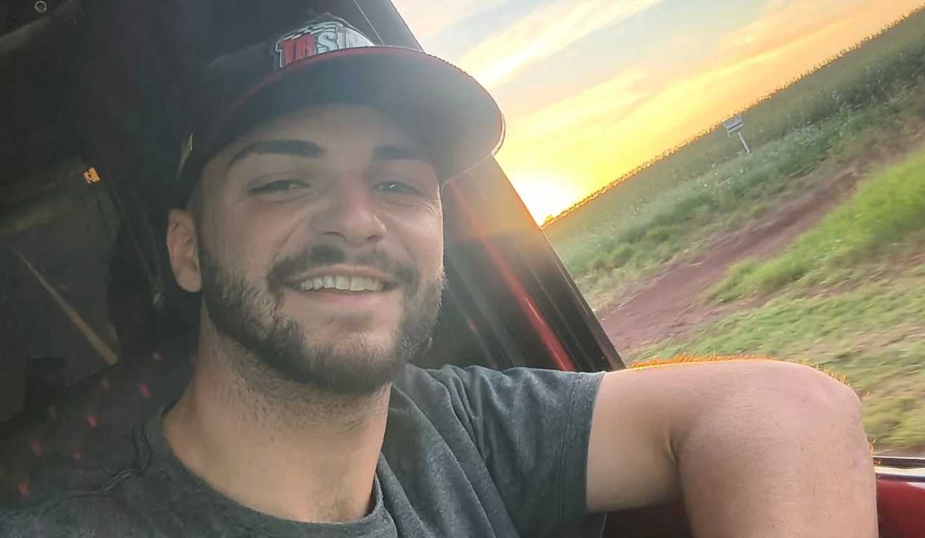 Jovem caminhoneiro que morreu em acidente sorrindo dentro de caminhão