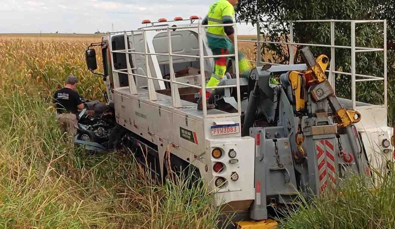 Carro destruído após acidente com guincho