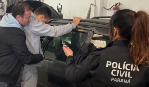 Homem que se masturbava na frente as vítimas coma mãono carro sendo abordado pela pcpr