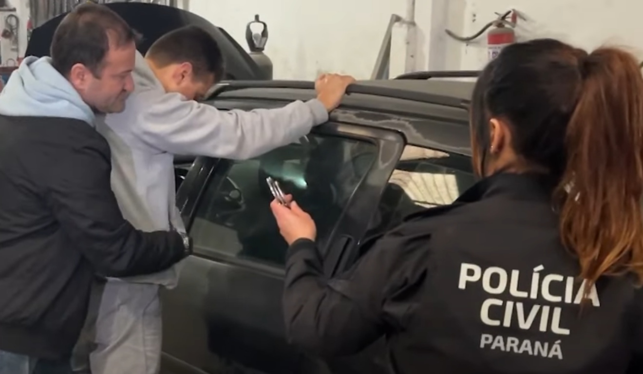 Homem que se masturbava na frente as vítimas coma mãono carro sendo abordado pela pcpr