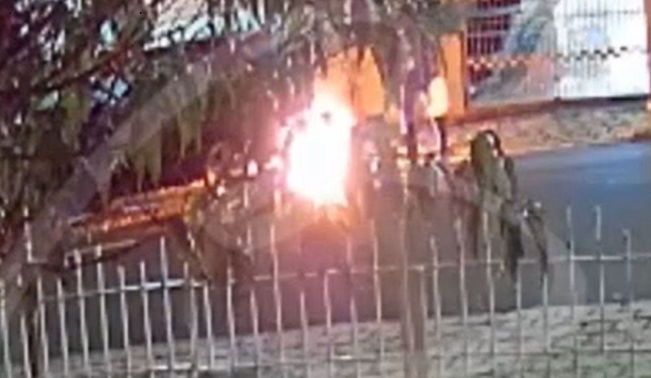 mulher ateando fogo no carro do namorado