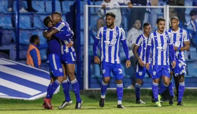 Jogadores do Avaí comemorando gol na Ressacada