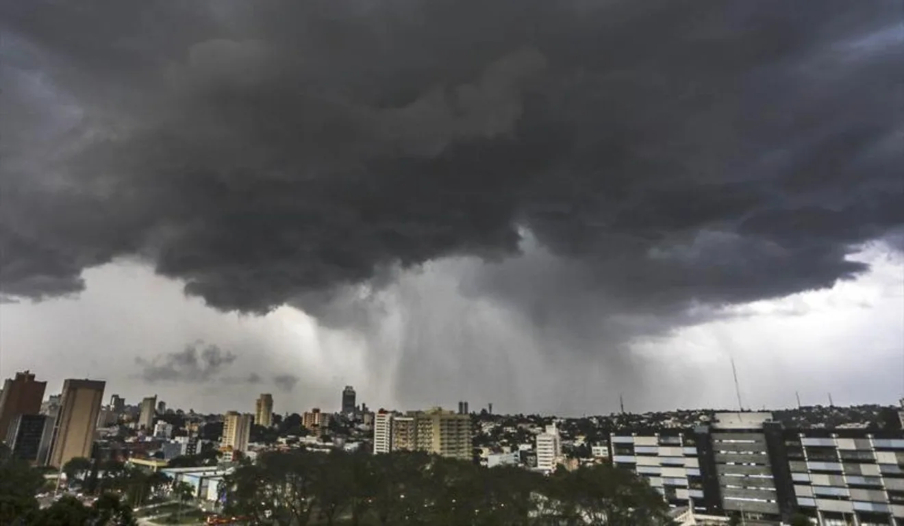 Nuvem carregada de chuva em cima da capital paranaense