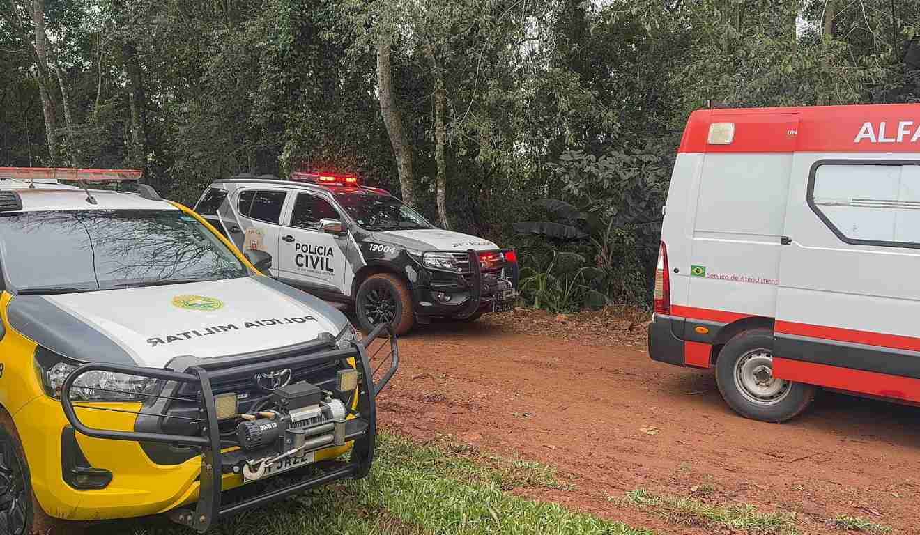 Viaturas da Polícia Militar e da Polícia Civil estiveram no local do crime; ambulância realizou o resgate da vítima