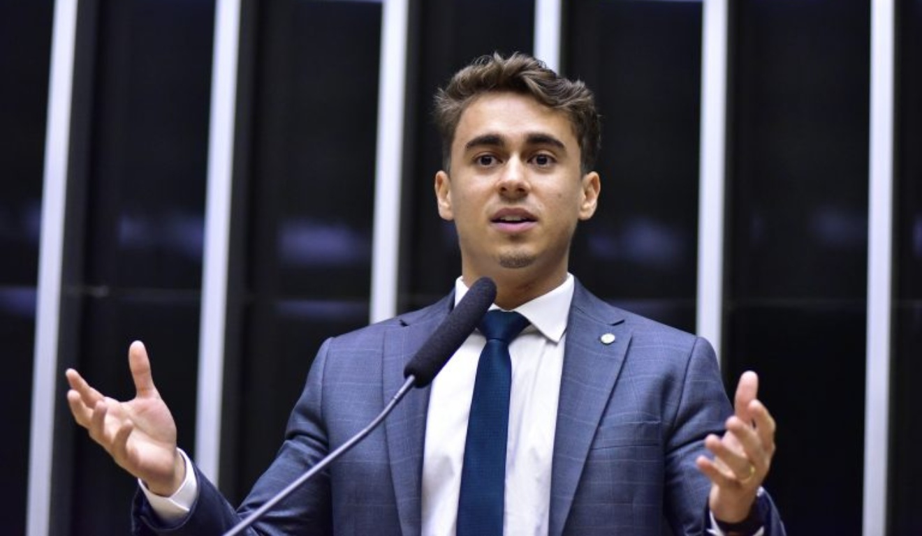 Nikolas falando no microfone