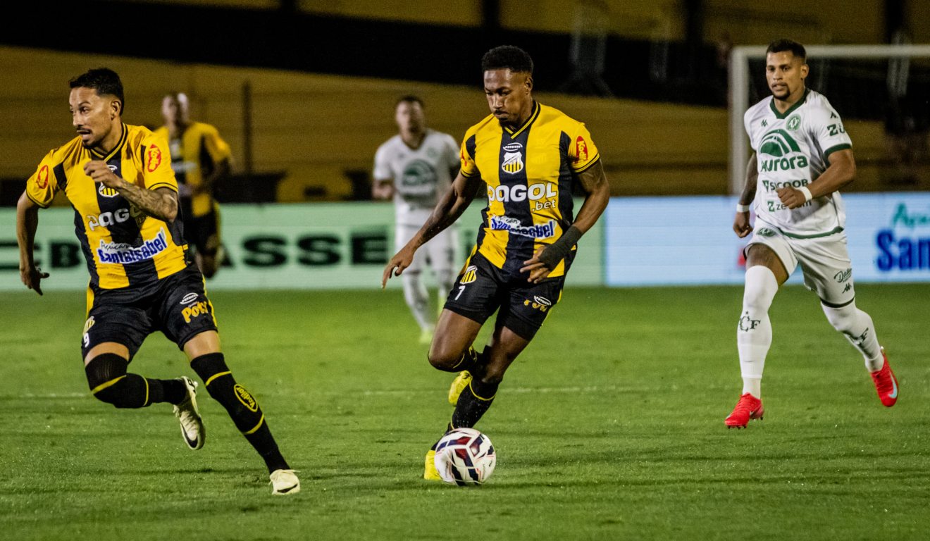 lance de jogo entre Novorizontino e Chapecoense