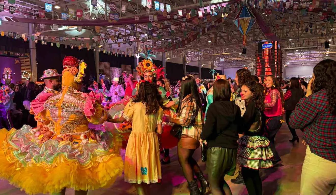 Integrantes da quadrilha Luar do Sertão atendem fãs no São João de Curitiba