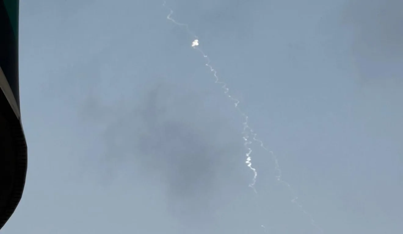 Dan filmou um míssel pela janela sobrevoando pelo céu em Israel 