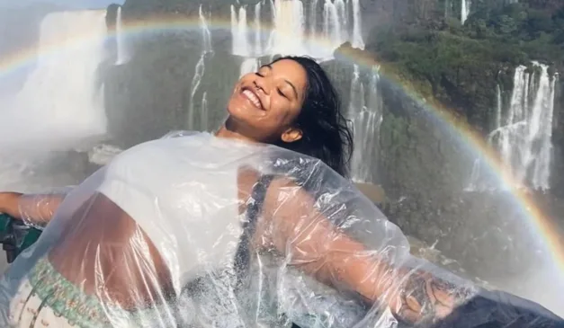 Juliana Marins, jovem brasileira morta na Indonésia, sorrindo em cachoeira