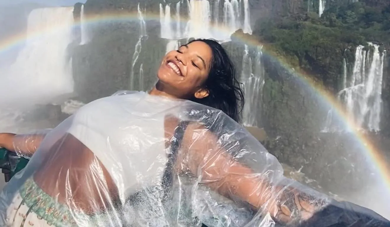 Juliana Marins, jovem brasileira morta na Indonésia, sorrindo em cachoeira