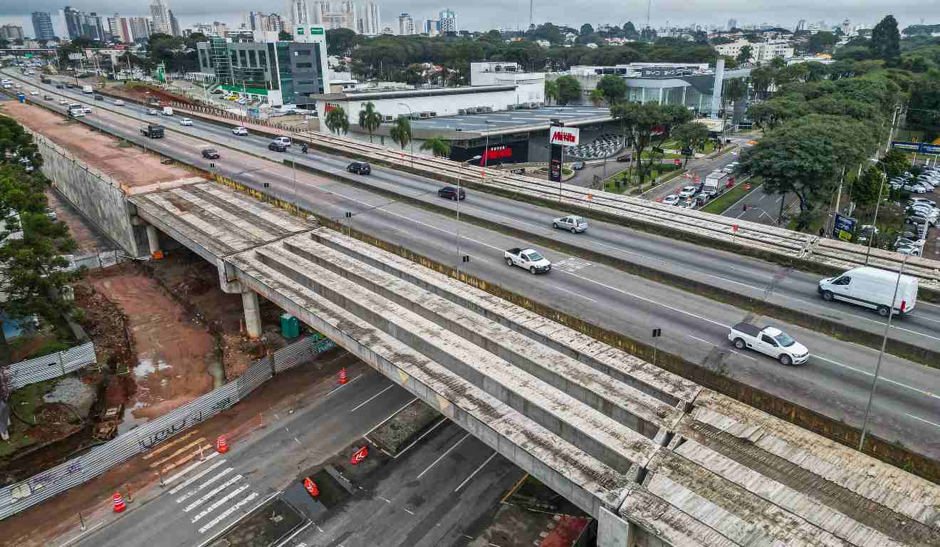 Vicotr Ferreira do Amaral no trecho em obras, próximo ao viaduto da Linha Verde