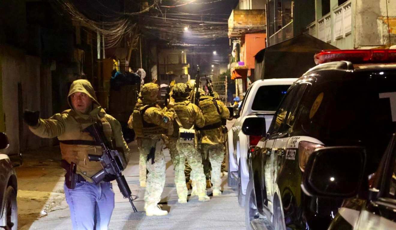 Policiais cumpriram mandados judiciais contra quadrilha que realizava tráfico no Centro de Curitiba