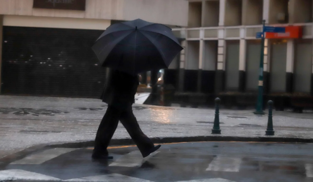 pessoa de guarda-chuva na rua
