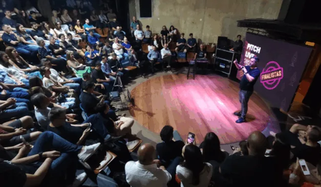 Imagem de pessoas assistindo ao Pitch Vale do Pinhão.