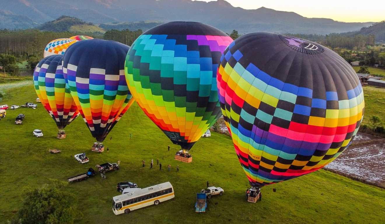 Balões em Praia Grande, cidade conhecida pela prática de balonismo
